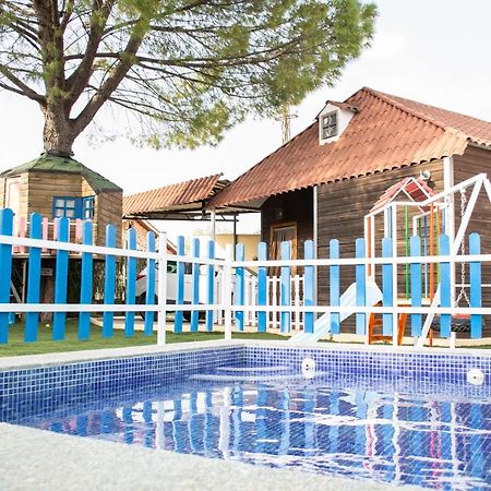 Bungalow Perotonar Ideal Para Familia Con Ninos La Puebla de Cazalla Luaran gambar